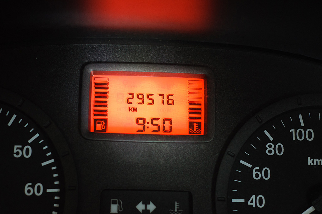 Рабочая температура двигателя автомобиля. Температурный датчик и табло Рено Логан 1.4. Индикатор температуры охлаждающей жидкости Рено. Датчик температуры Рено Логан 1.4 на панели. Шкала топлива Рено Логан 2013.